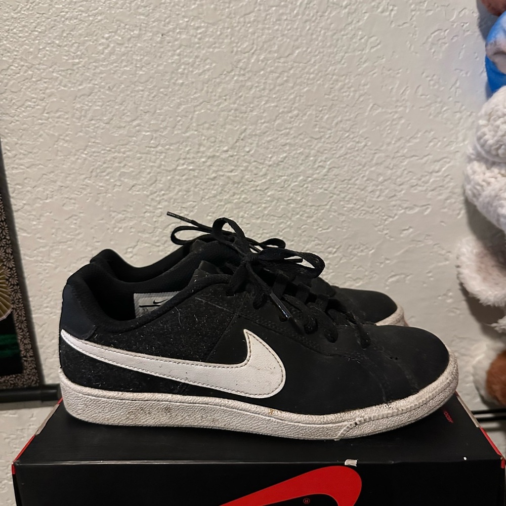 NIKE Court Royale Sneakers